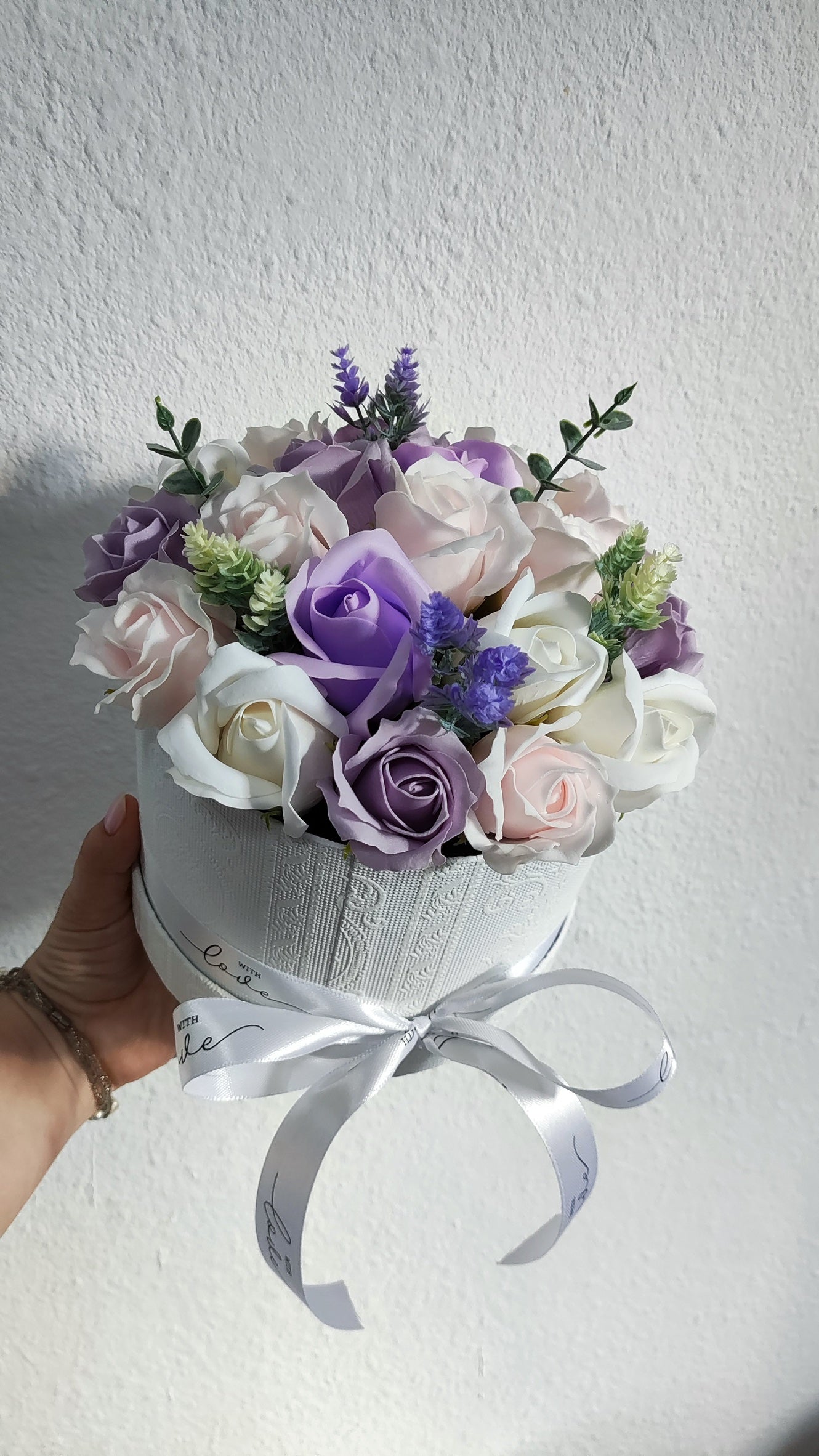 Lavender Whisper – Zarte Rosenkomposition in Rosé, Creme & Lavendel