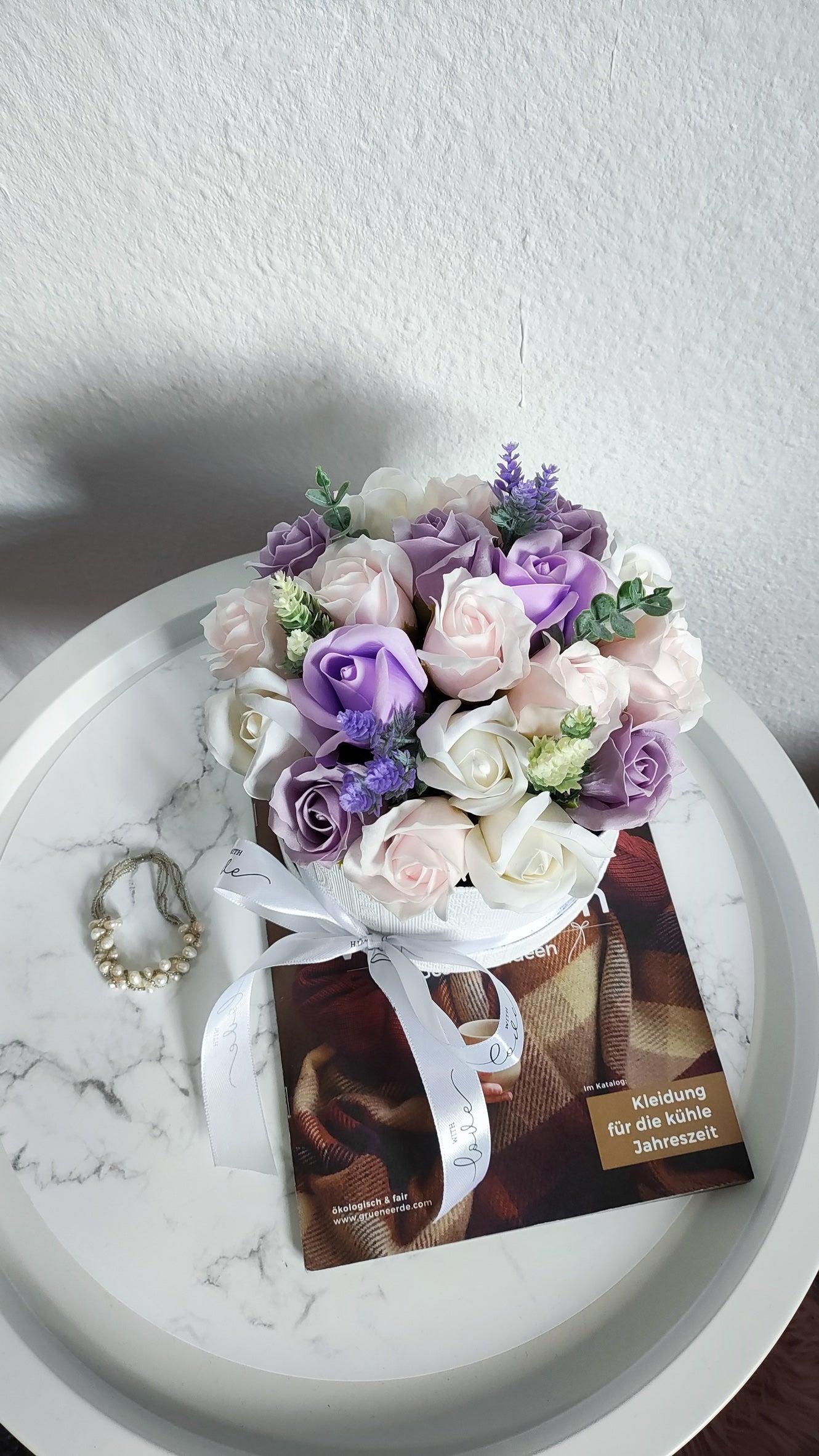 Lavender Whisper – Zarte Rosenkomposition in Rosé, Creme & Lavendel