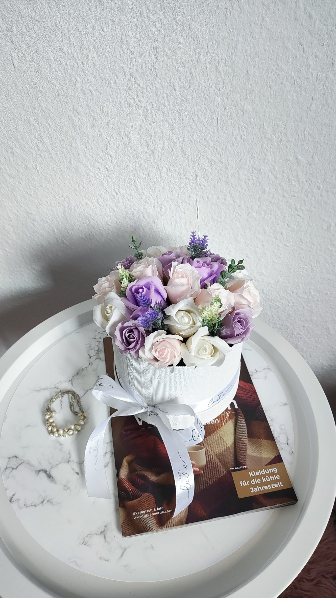 Lavender Whisper – Zarte Rosenkomposition in Rosé, Creme & Lavendel