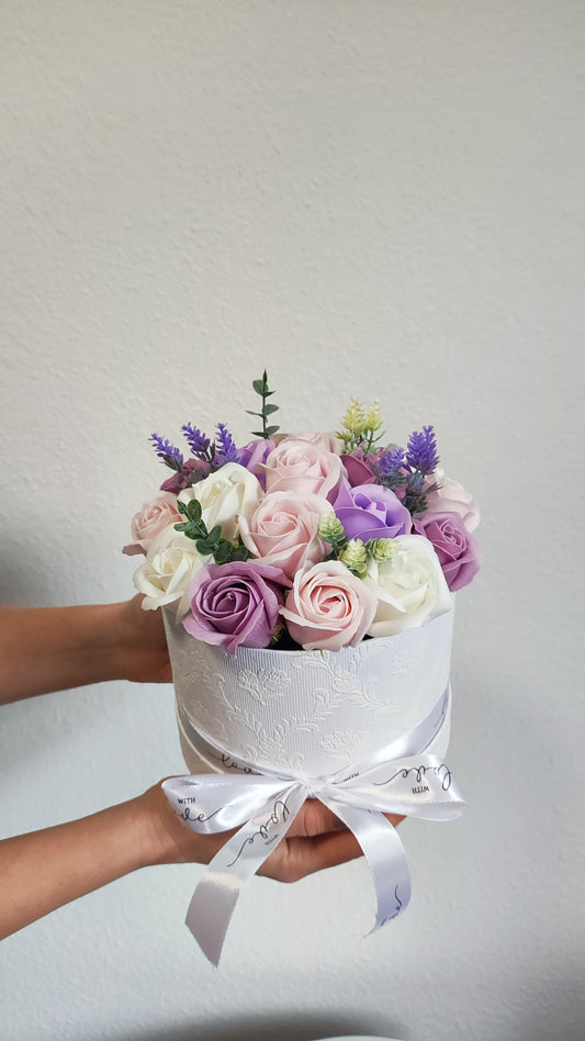 Lavender Whisper – Zarte Rosenkomposition in Rosé, Creme & Lavendel
