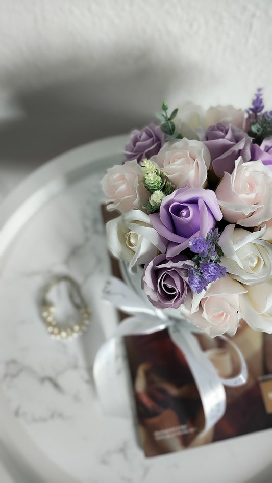 Lavender Whisper – Zarte Rosenkomposition in Rosé, Creme & Lavendel