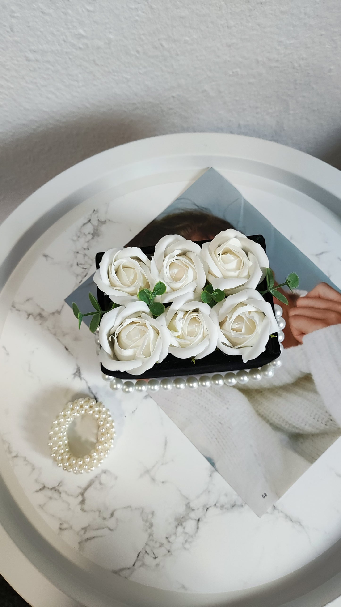 Mini Ivory Pearl – Elegantes Rosenarrangement in Schwarz & Weiß