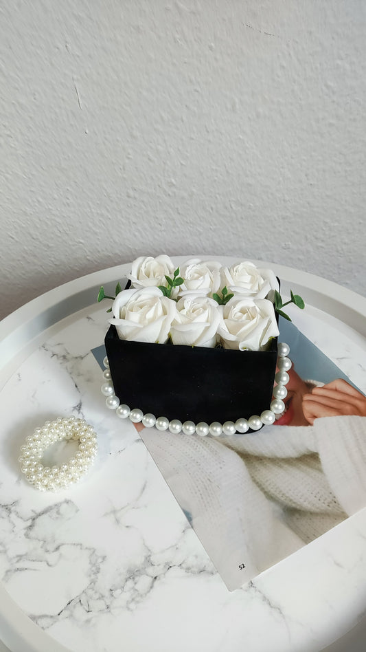 Mini Ivory Pearl – Elegantes Rosenarrangement in Schwarz & Weiß