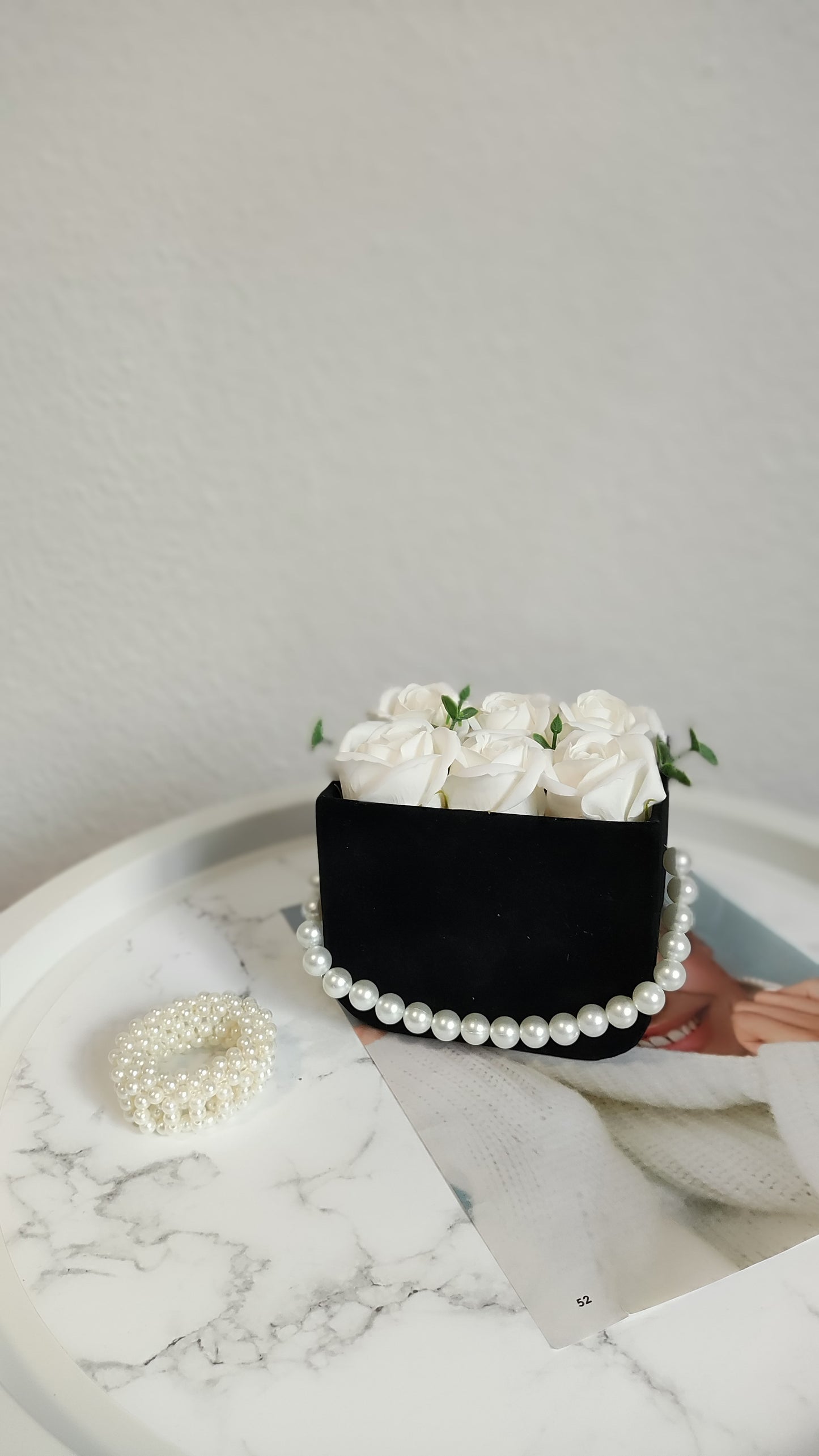 Mini Ivory Pearl – Elegantes Rosenarrangement in Schwarz & Weiß