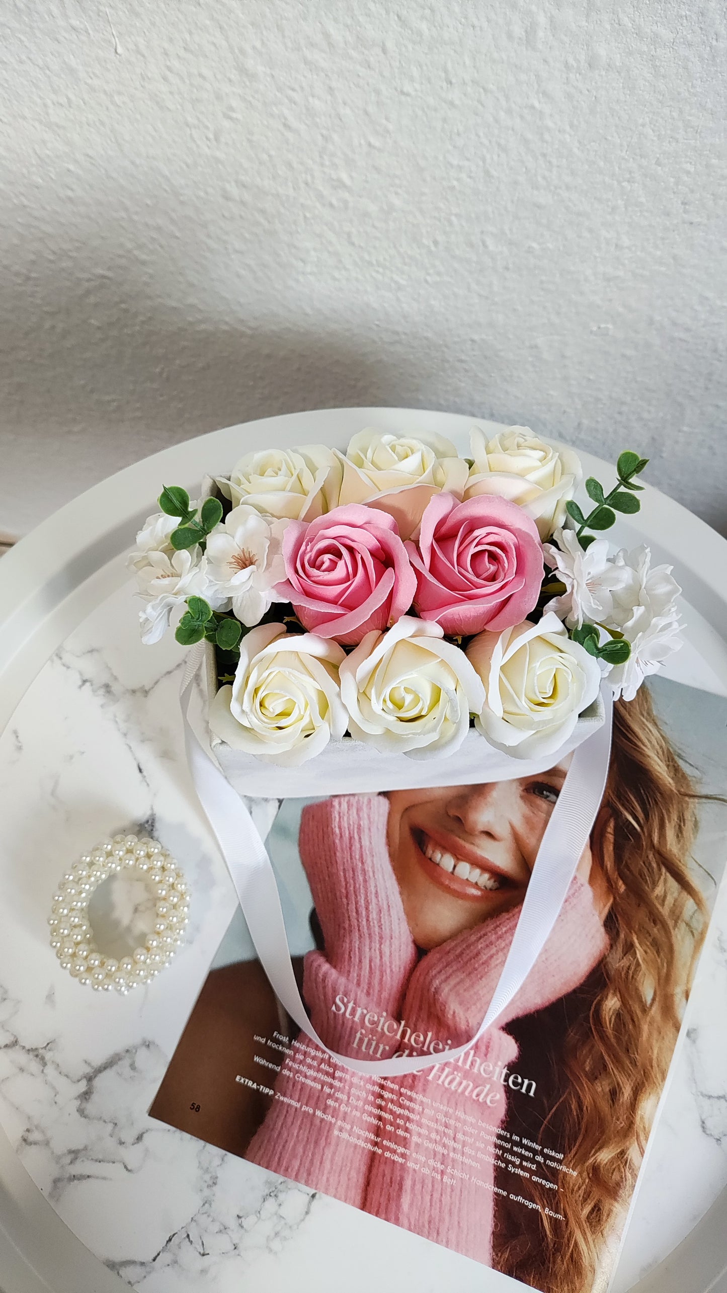 Petite Fleur Élégance – Zartes Blumenarrangement in Premium-Box