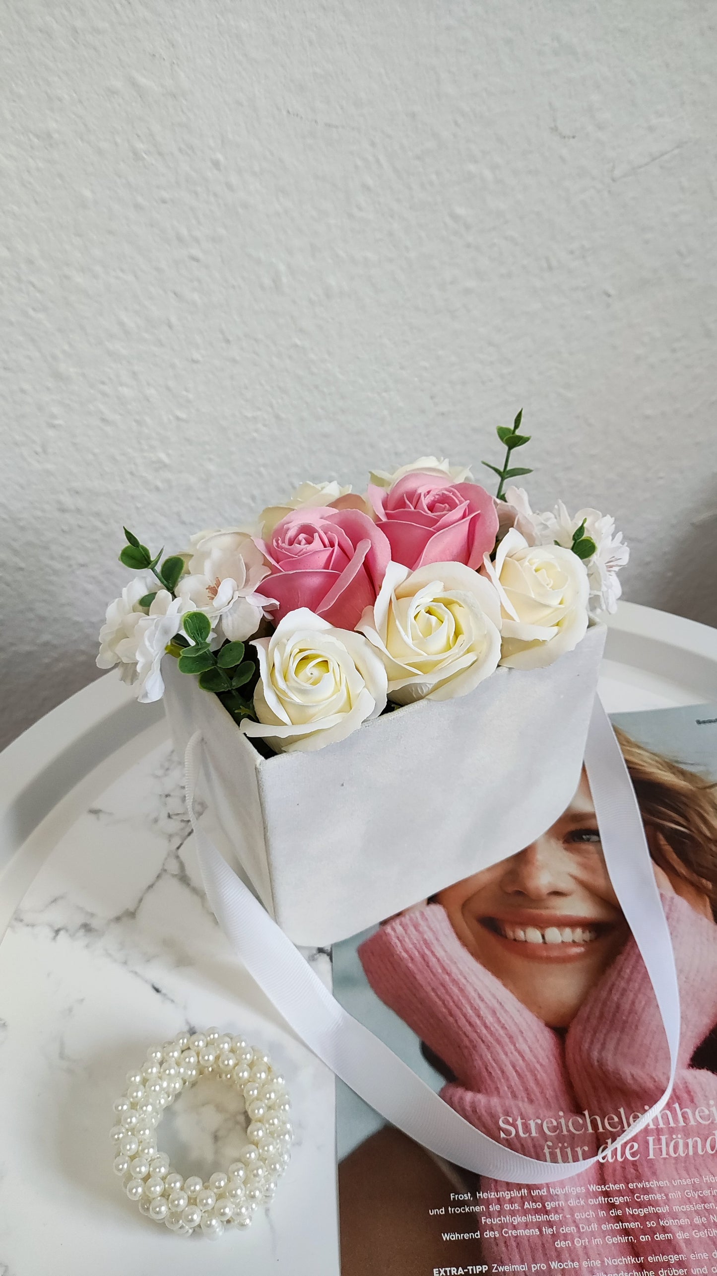 Petite Fleur Élégance – Zartes Blumenarrangement in Premium-Box