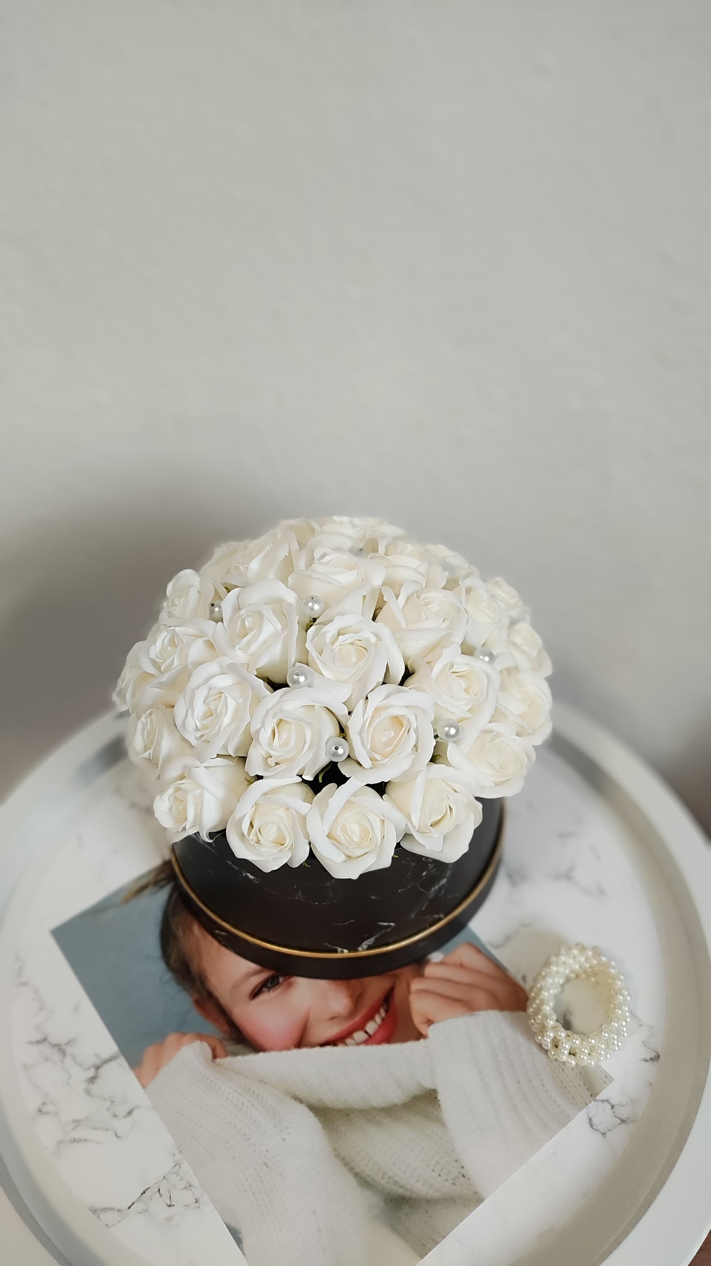 Pure Ivory Prestige – Luxuriöses Rosenarrangement in Weiß & Schwarz