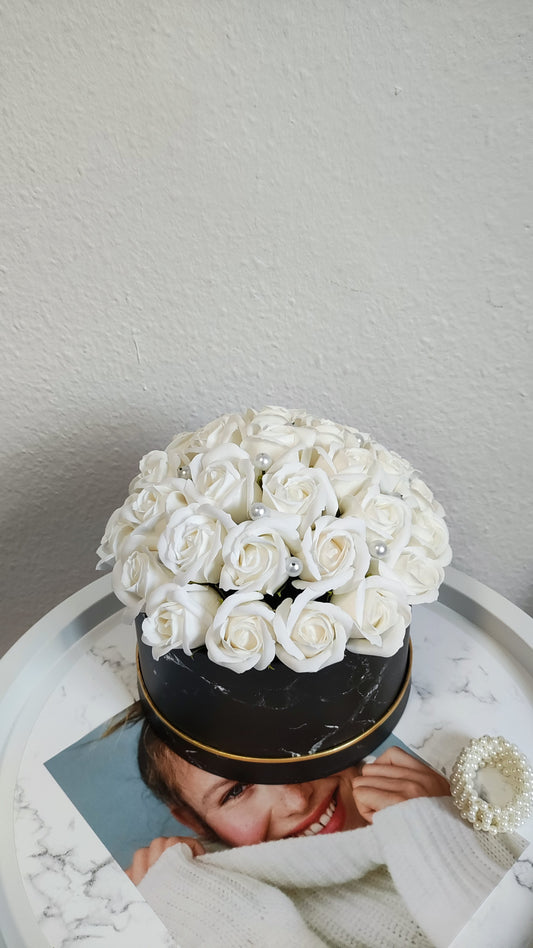 Pure Ivory Prestige – Luxuriöses Rosenarrangement in Weiß & Schwarz