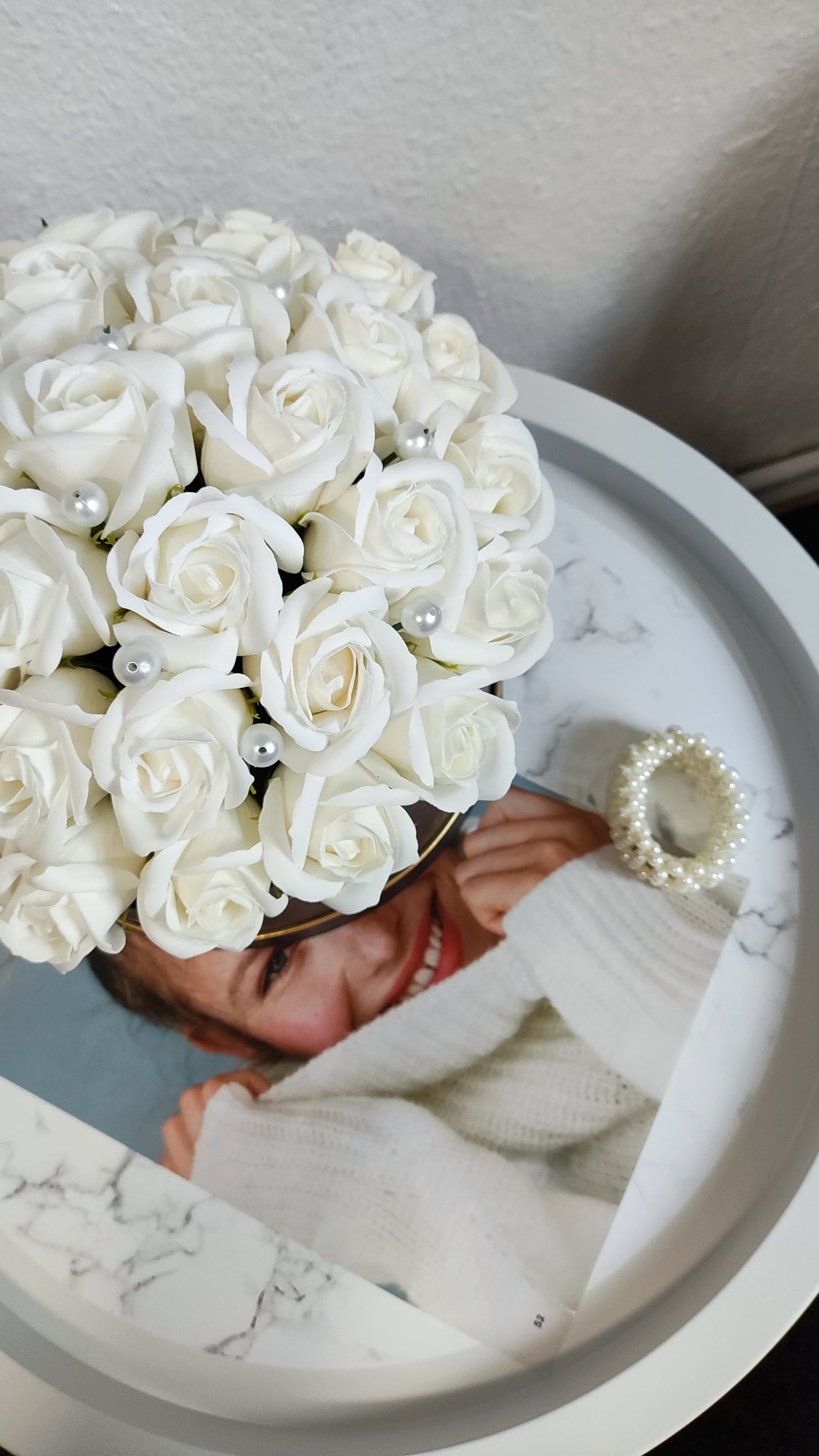 Pure Ivory Prestige – Luxuriöses Rosenarrangement in Weiß & Schwarz