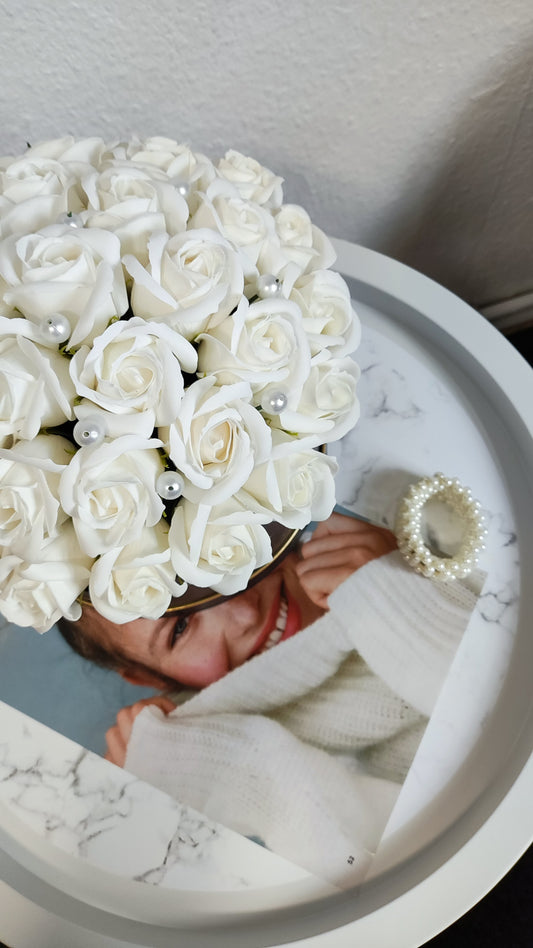 Pure Ivory Prestige – Luxuriöses Rosenarrangement in Weiß & Schwarz