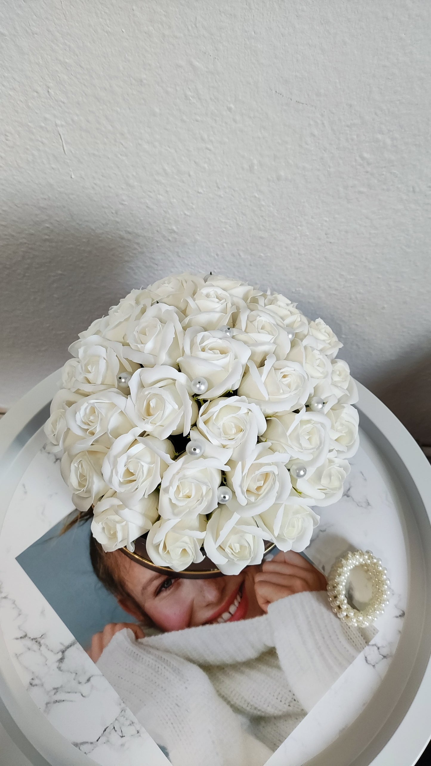 Pure Ivory Prestige – Luxuriöses Rosenarrangement in Weiß & Schwarz