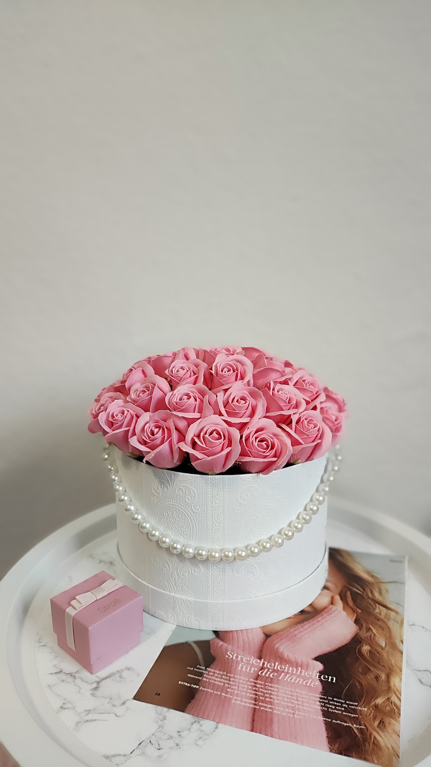 Rosé Opulence – Luxuriöses Rosenarrangement mit Perlenakzent