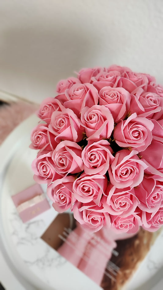 Rosé Opulence – Luxuriöses Rosenarrangement mit Perlenakzent