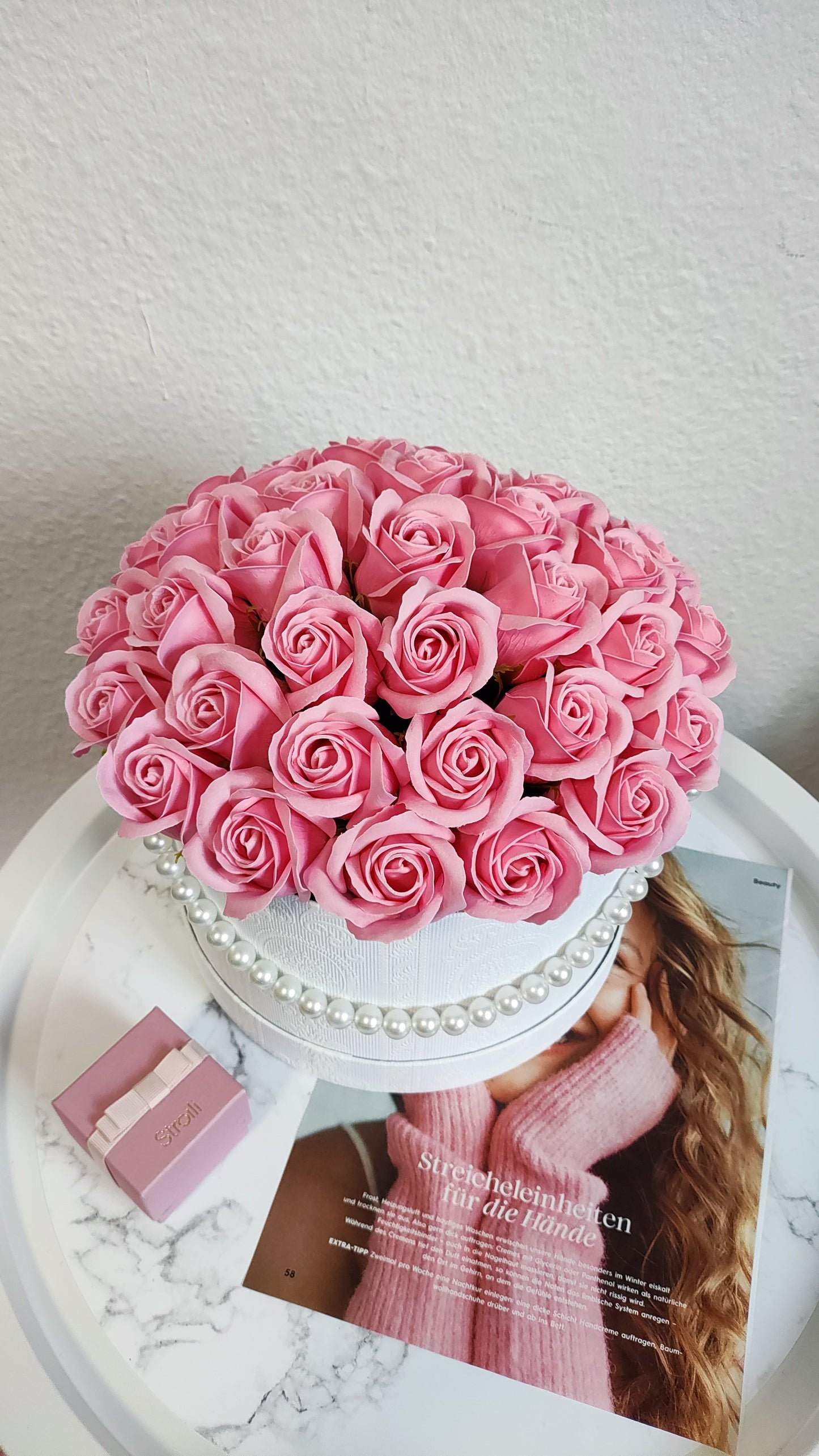 Rosé Opulence – Luxuriöses Rosenarrangement mit Perlenakzent