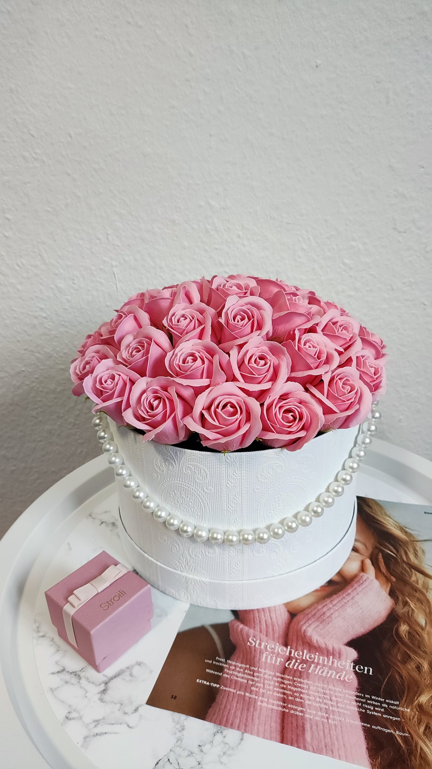 Rosé Opulence – Luxuriöses Rosenarrangement mit Perlenakzent