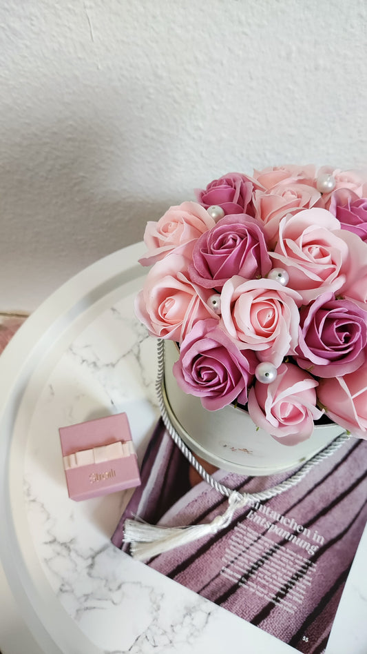 Rosé Pearl Harmony – Elegantes Rosenarrangement mit Perlenakzenten