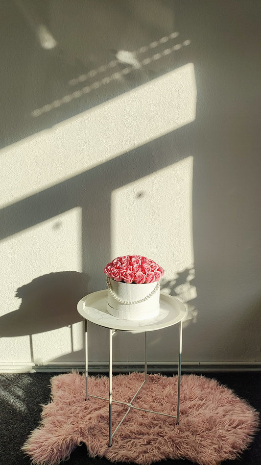 Rosé Opulence – Luxuriöses Rosenarrangement mit Perlenakzent