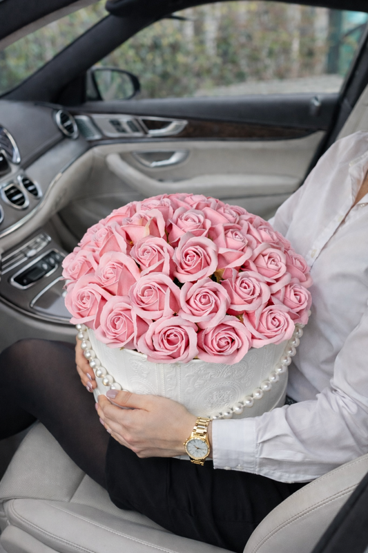 Rosé Opulence – Luxuriöses Rosenarrangement mit Perlenakzent