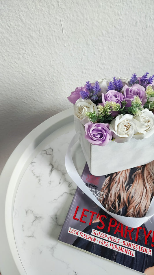 Sweet Lavande – Samttasche mit Lavendel & Whiße-Rosen