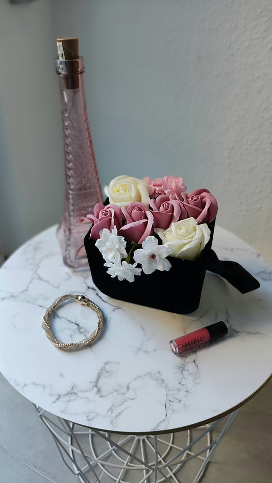 Rosé Velvet – Pastellblütentasche in Schwarz