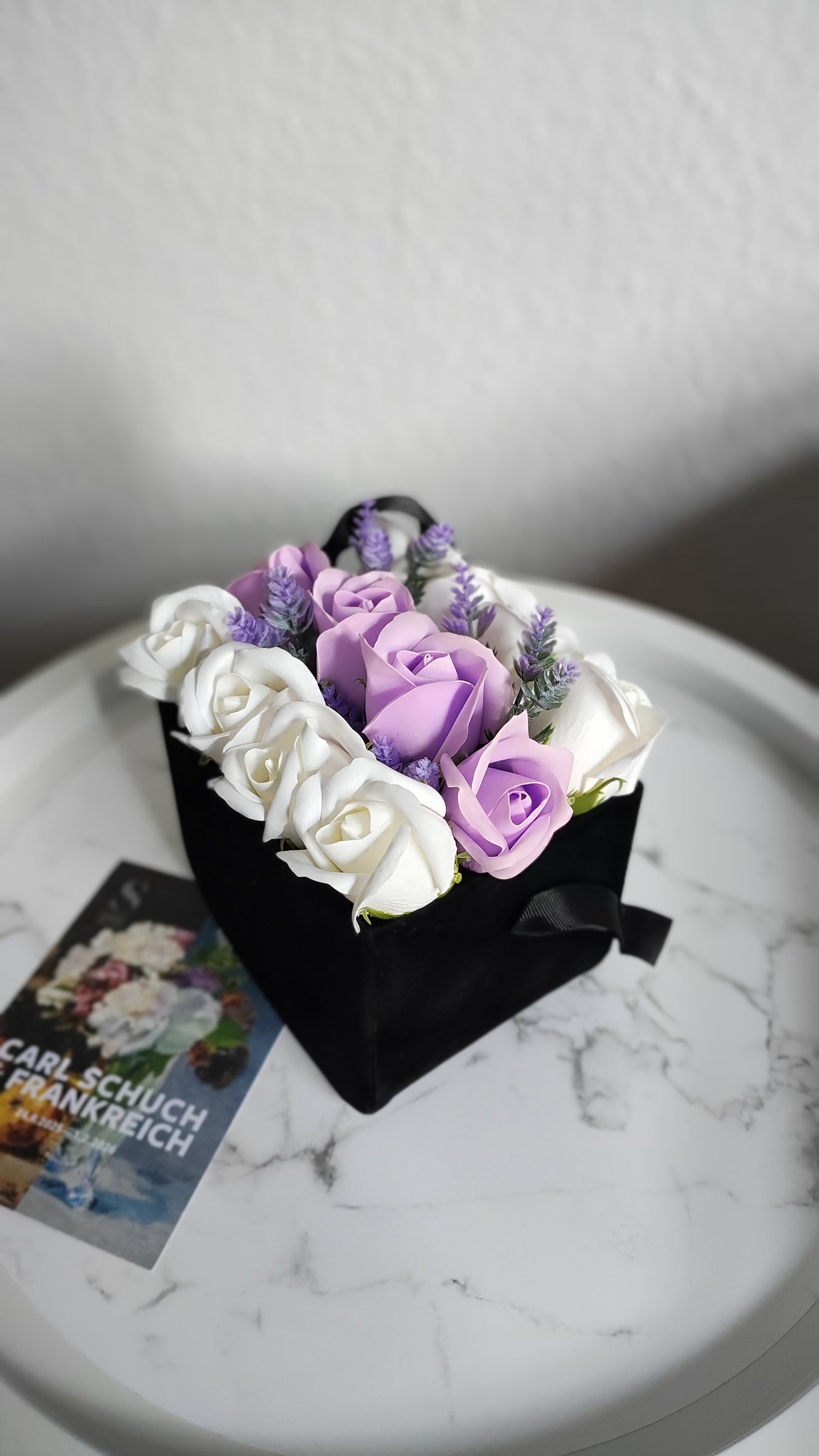 Noir Lavande – Samttasche mit Lavendel & Creme-Rosen