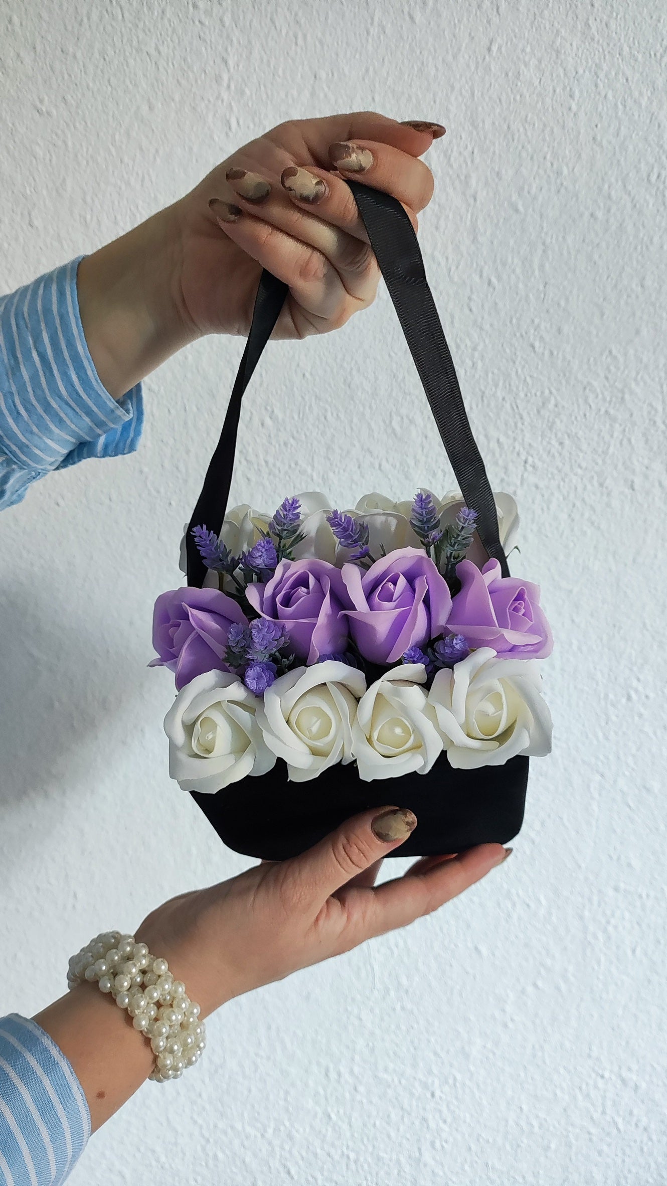 Noir Lavande – Samttasche mit Lavendel & Creme-Rosen