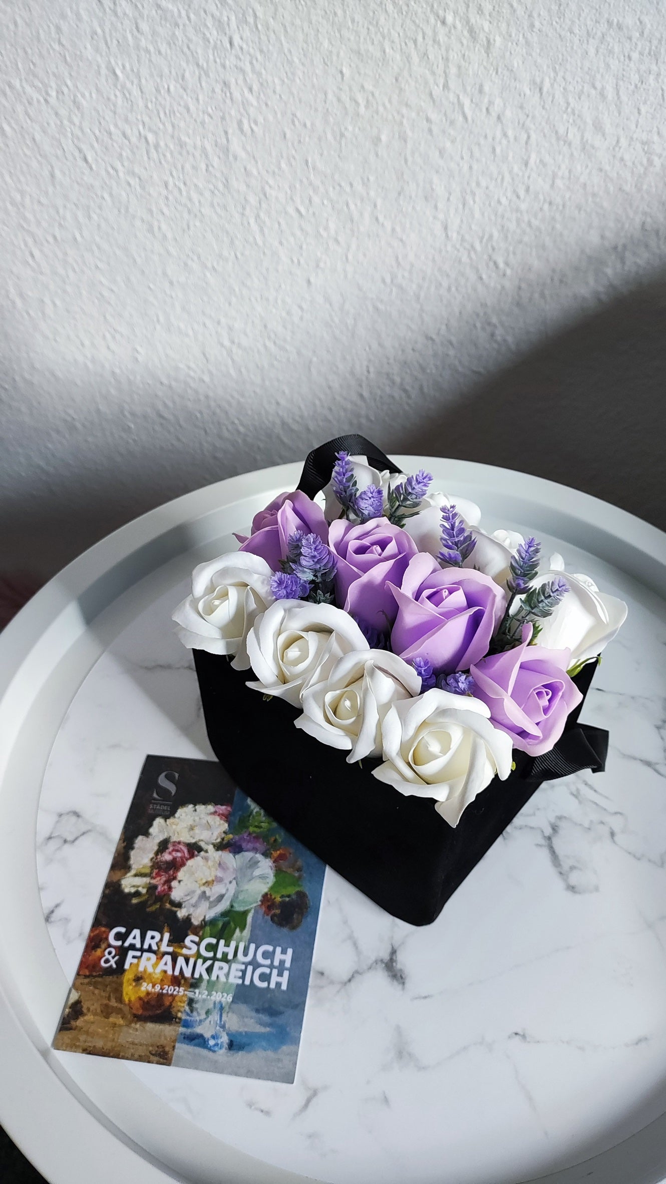 Noir Lavande – Samttasche mit Lavendel & Creme-Rosen